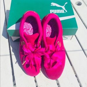 Women’s suede satin heart pumas size 8